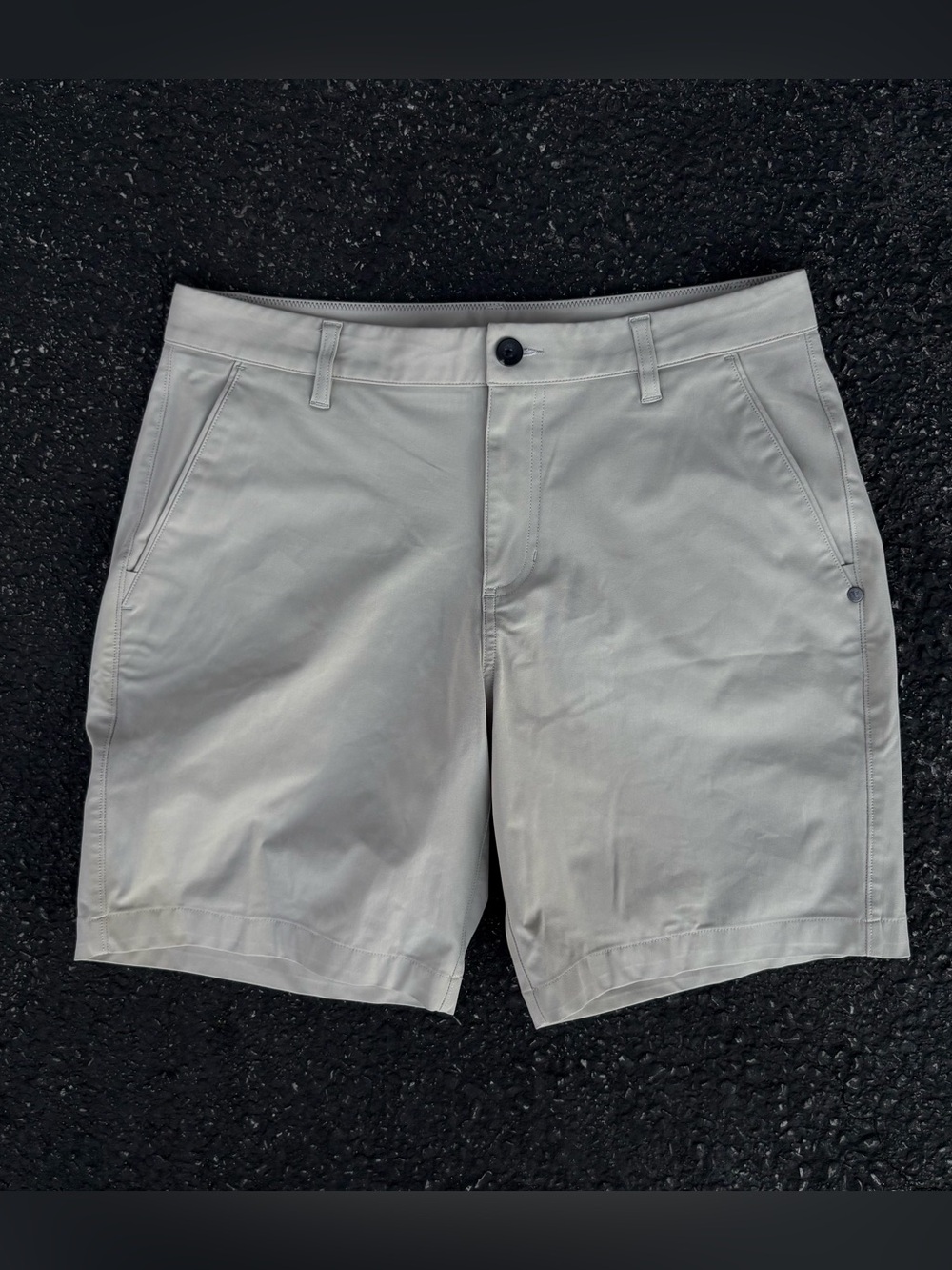 Vuori Meta Shorts Mens 32 Tan Stone V379 Performance Stretch Chino Golf Commuter